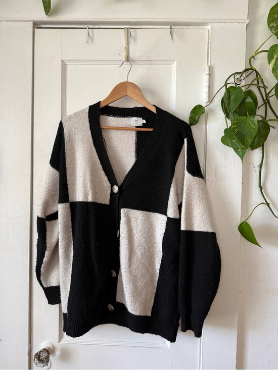 Luna Ivy Sweaters - Modern Black and Cream Colorblock V-Neck Cardigan LUNA IVY size medium